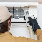 エアコンクリーニングは業者に頼むべき？自分で掃除するのと何が違う？