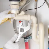 キッチン・お風呂・洗面所・下水の排水詰まり｜原因と対処法や依頼時の注意点まで解説